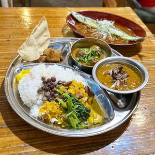 SPECIAL CURRY PLATE（秋刀魚のカレー・チキンコフタ・野菜のサンバル）