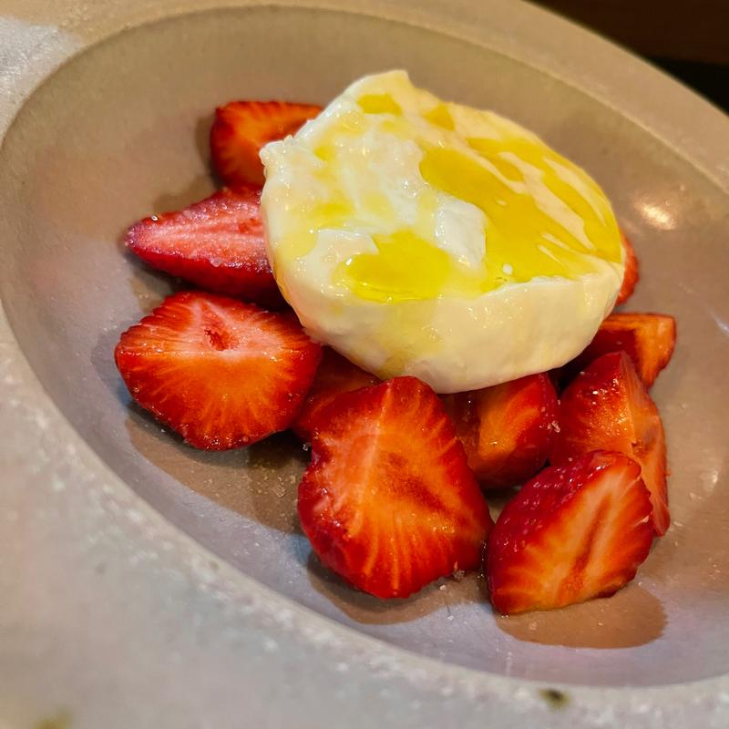 あまおうとブラッターチーズ(Nature wine&pub under)