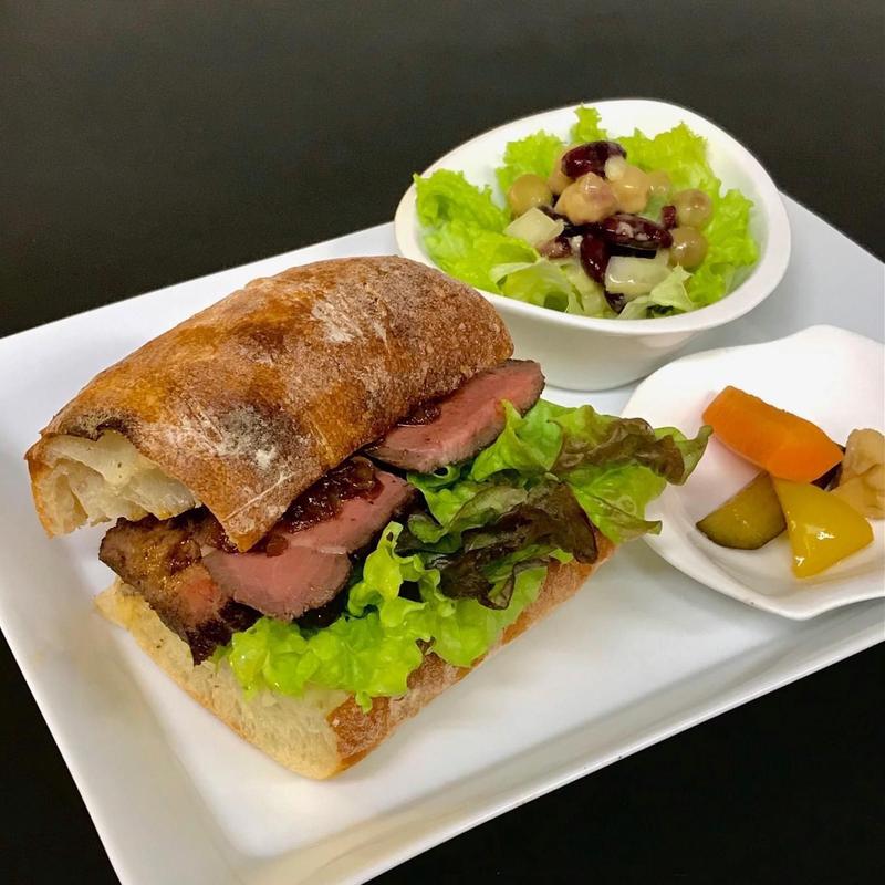 ローストビーフのチャパタサンド(オークウッド)