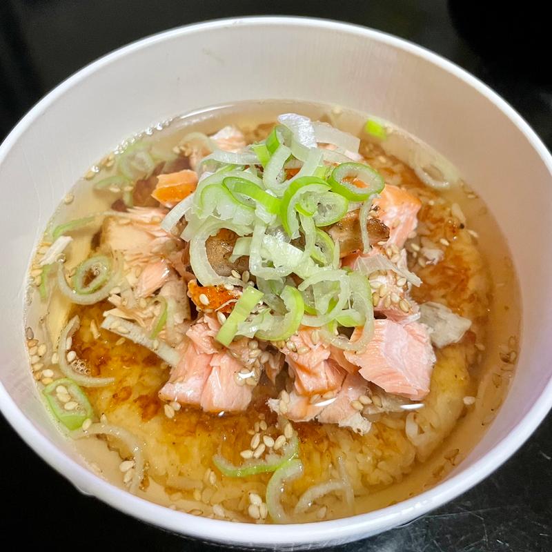 サーモン、焼おにぎり茶漬け(自宅)