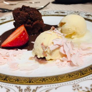 桜のアイスクリームとデセール盛合せ(フランス厨房 旬彩 中央駅店 )