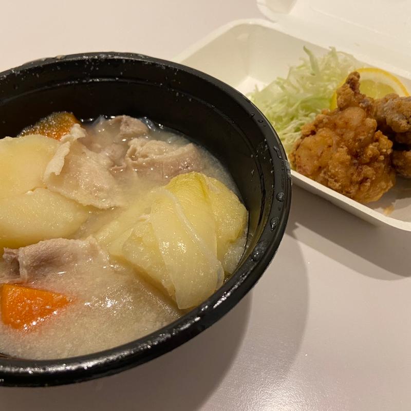 肉じゃがと唐揚げ定食(小岩しあわせ食堂)