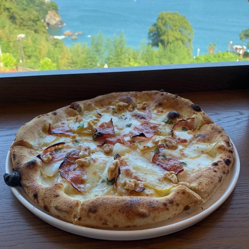 梨とくるみのローストピザ(ミッレフィオーレ　熱海)