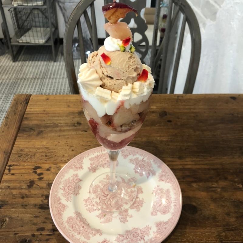 ローズ×ピーチメルバ風パフェ(ラ•プティット•シュルプリーズ)