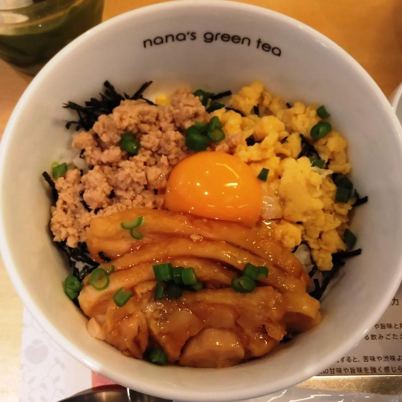 蒸し鶏とそぼろの親子月見どんぶり(ナナズ グリーンティー 仙台パルコ店 （nana's green tea　）)