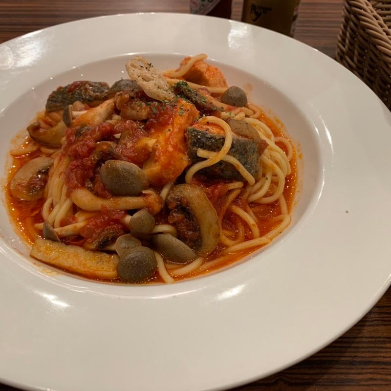 秋鮭とたっぷりキノコのトマトソース(本庄珈琲うふふ )