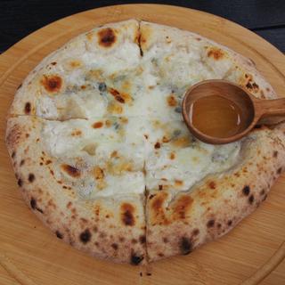 4種のチーズに安曇野産アカシヤ 蜂蜜を添えた手作り窯焼きピザ