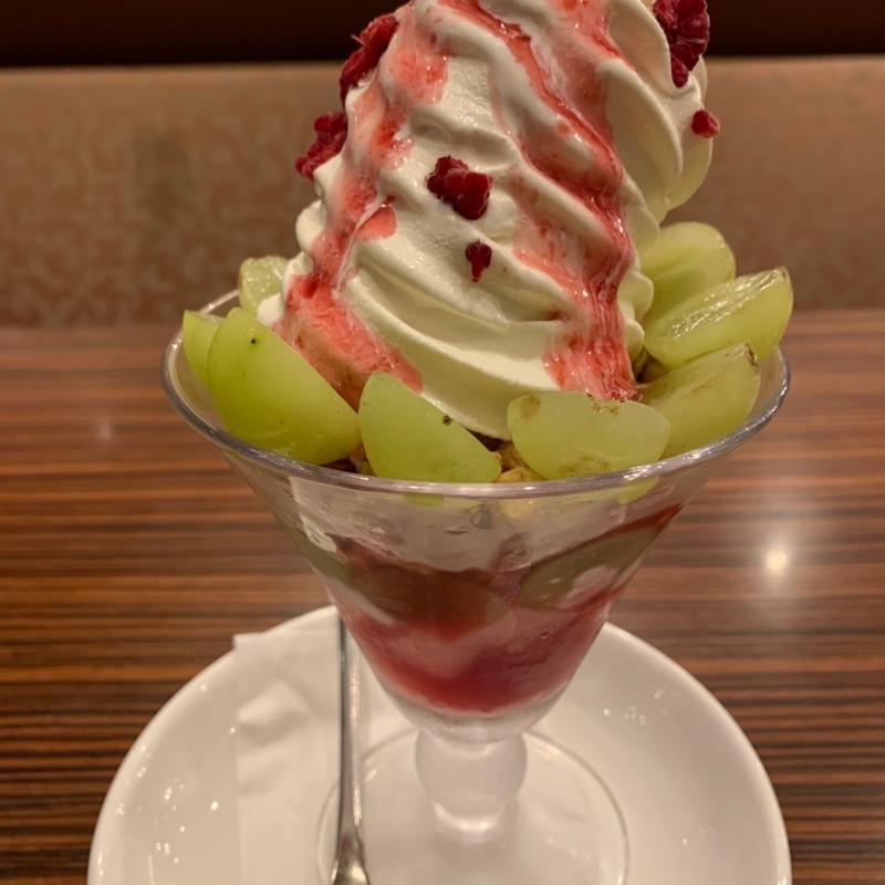 シャインマスカットとラズベリーのソフトクリームパフェ(本庄珈琲うふふ )