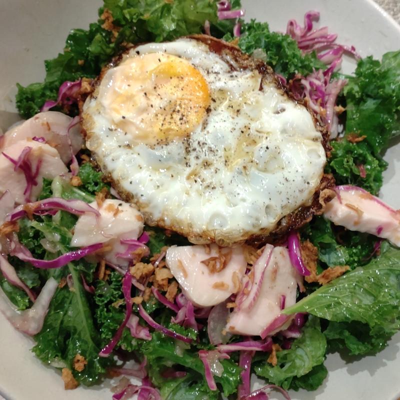 蒸し鶏とケールのサラダ フライドエッグ(ダダイ タイ ベトナメーゼ ディムサム)