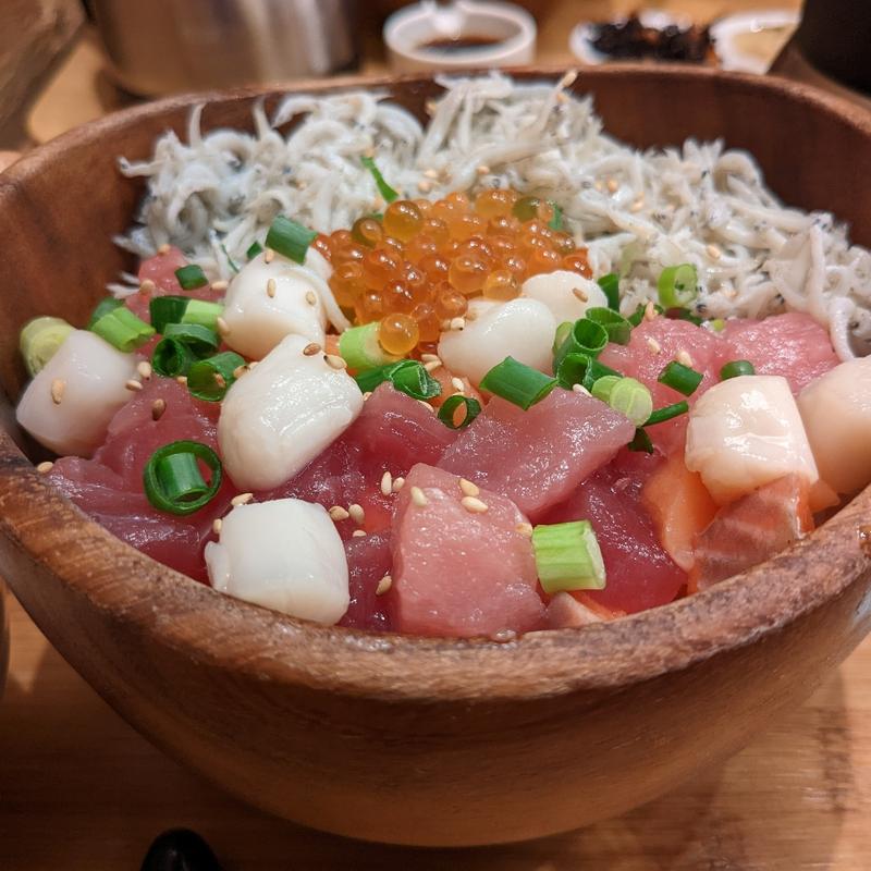 しらすたっぷり海鮮ぶっかけごはん(こめらく 贅沢な、お茶漬け日和。博多デイトス店)