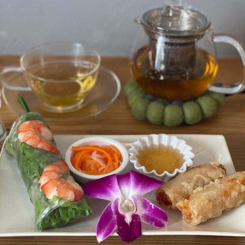 ランチセットの前菜(生春巻きと揚げ春巻き)(オリエンタルカフェ睡蓮)