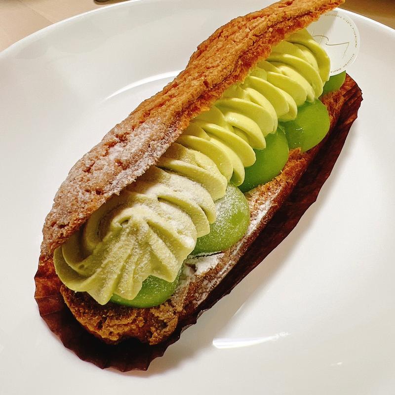 マスカットのエクレア(パティスリー・ヒロヤ・ミナミサワ)