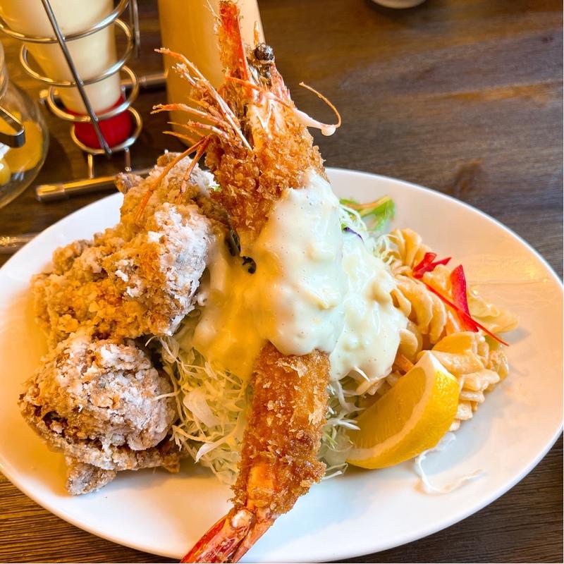 大エビフライ唐揚げBセット(洋食のオーニシ)