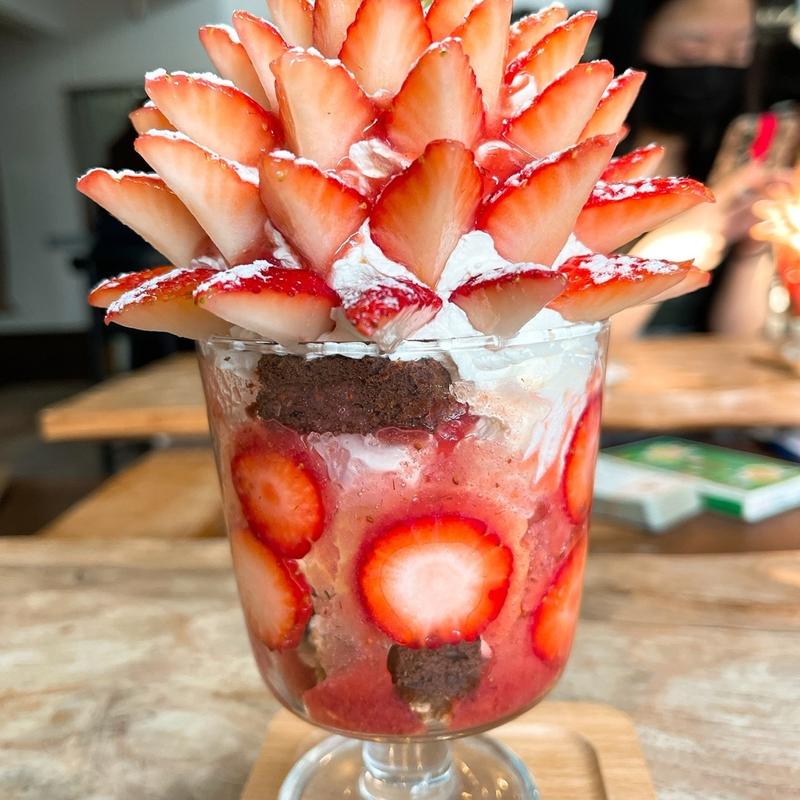 もりもりいちごパフェ(真名井ばあちゃんのせせらぎ)