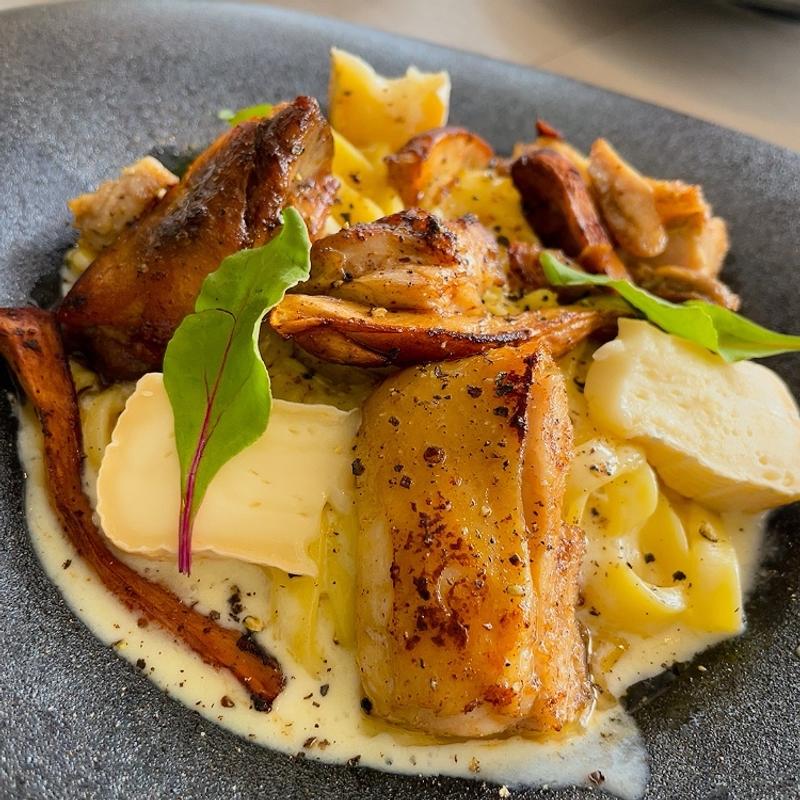 燻製した知床地鶏、カマンベールチーズ、エリンギのクリームソース(Cosi Cosi)