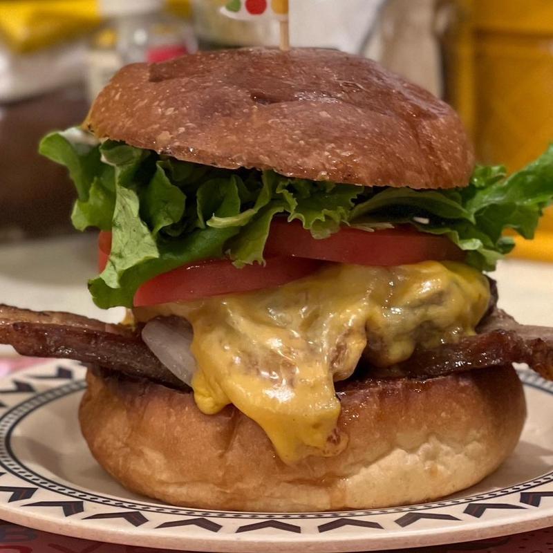 ベーコンチーズバーガー(C. B. Diner Johson)