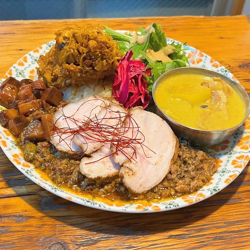 あいがけ（坦々胡麻キーマ［黒］・豚とパイナップルのココナッツカレー、トッピング:とりはむ・シン無水チキン）(サンラサー)