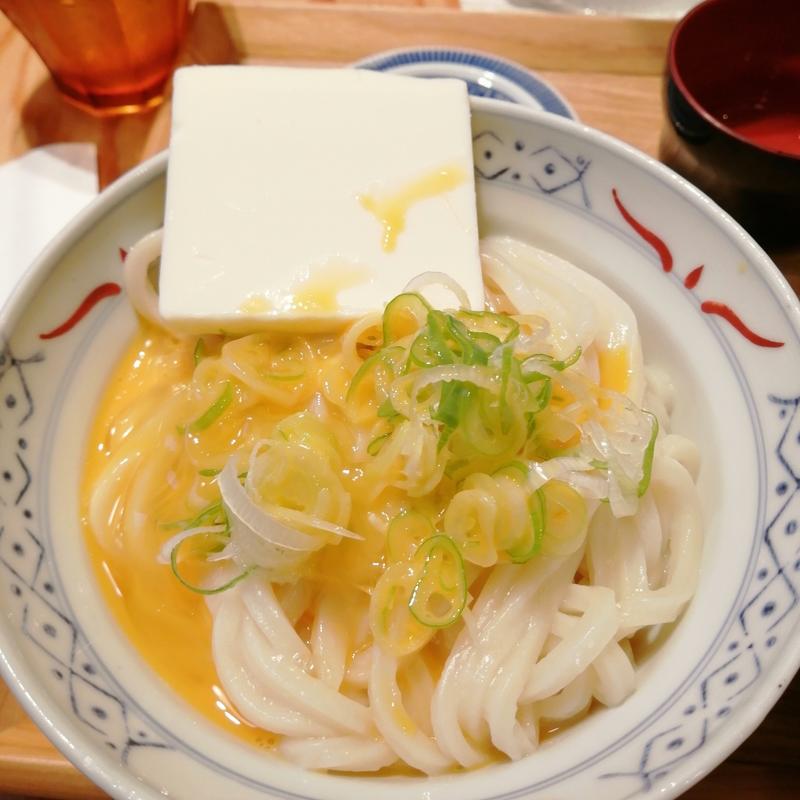 ぶっかけ(温)＋カルピスバターと生卵(長命うどん東京本店)