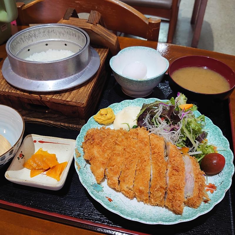 ロースかつ定食(めし処よこた )