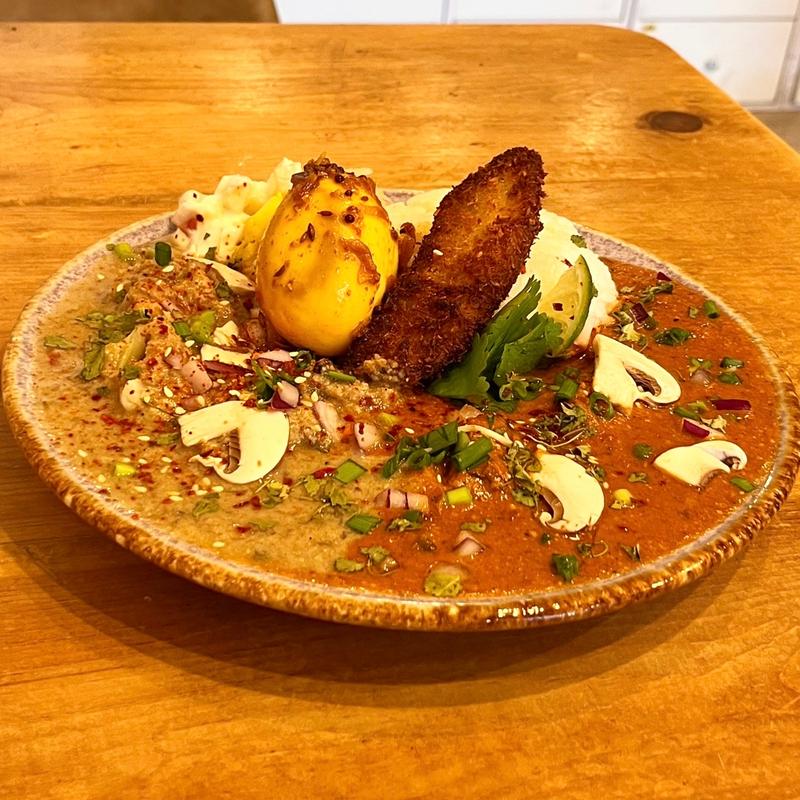 2種あいがけ（トッピング:スパイシー半熟ゆで玉子・揚げバナナ）(Curry&Spice HANAKO)