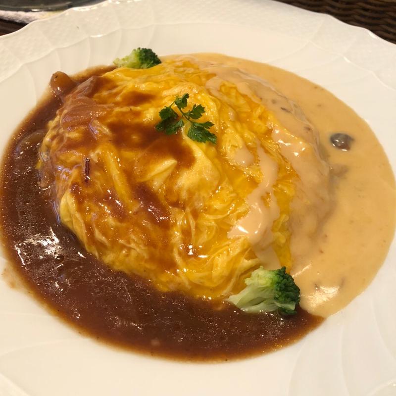 ハーフ&ハーフオムライス
ゴルゴンゾーラドルチェチーズソース＋ビーフハヤシソース(赤ワイン風味)(ムグニ （MUGUNI）)