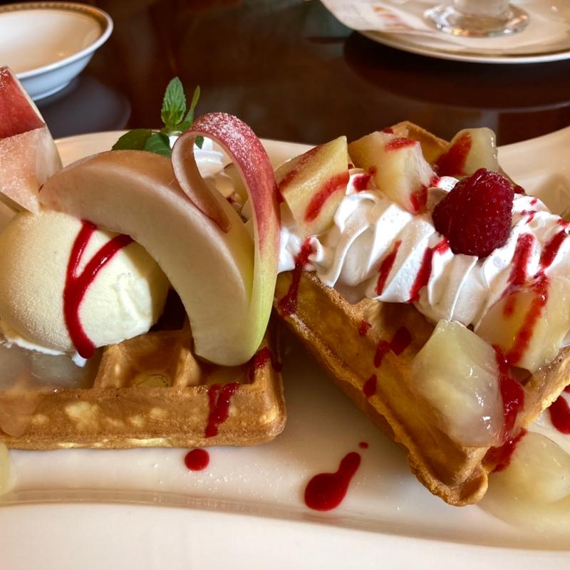 ブリュッセルワッフル  季節のフルーツ添え(フルーツパーク富士屋ホテル )