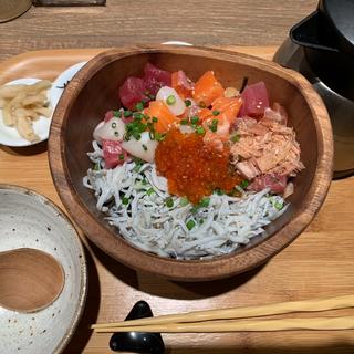 しらすたっぷり海鮮ぶっかけごはん(こめらく 贅沢な、お茶漬け日和。博多デイトス店)