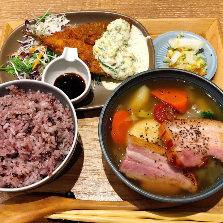 厚切りベーコンと温野菜のだしポトフと雑穀ごはん(ごはんすすむ 横浜