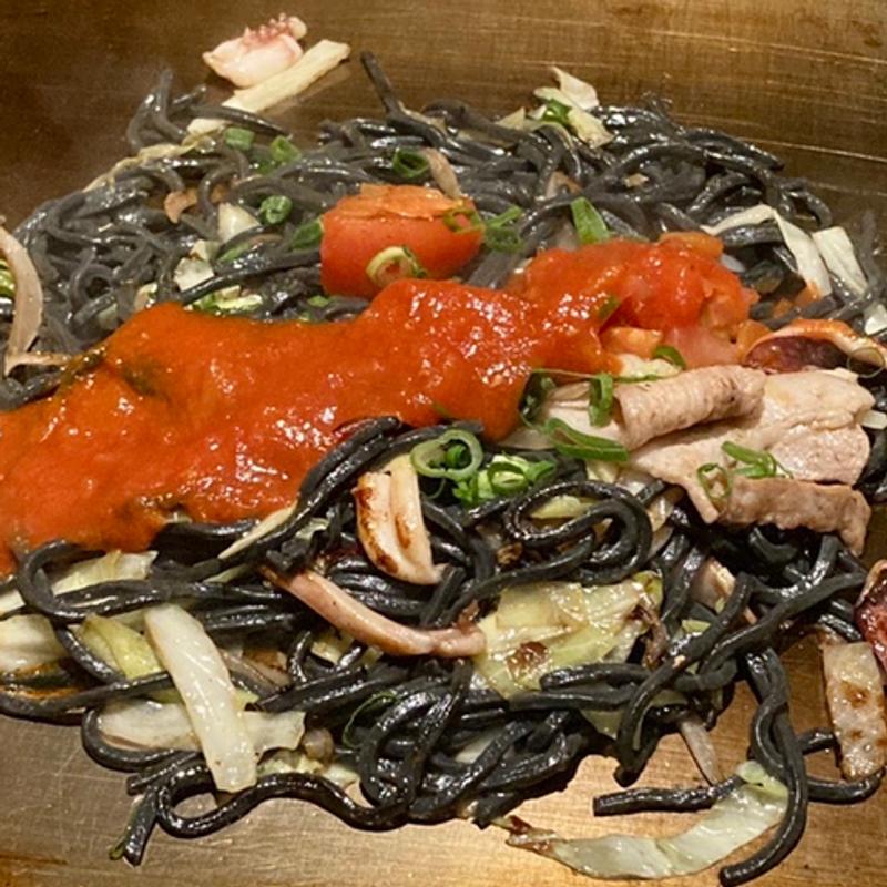 竹炭ブラックトマト焼きそば(源氏本店)