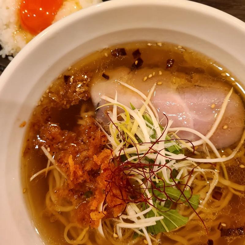琥珀醤油ラーメン(トッピング桜海老粉)+卵かけごはん
(天雷軒 麹町店)