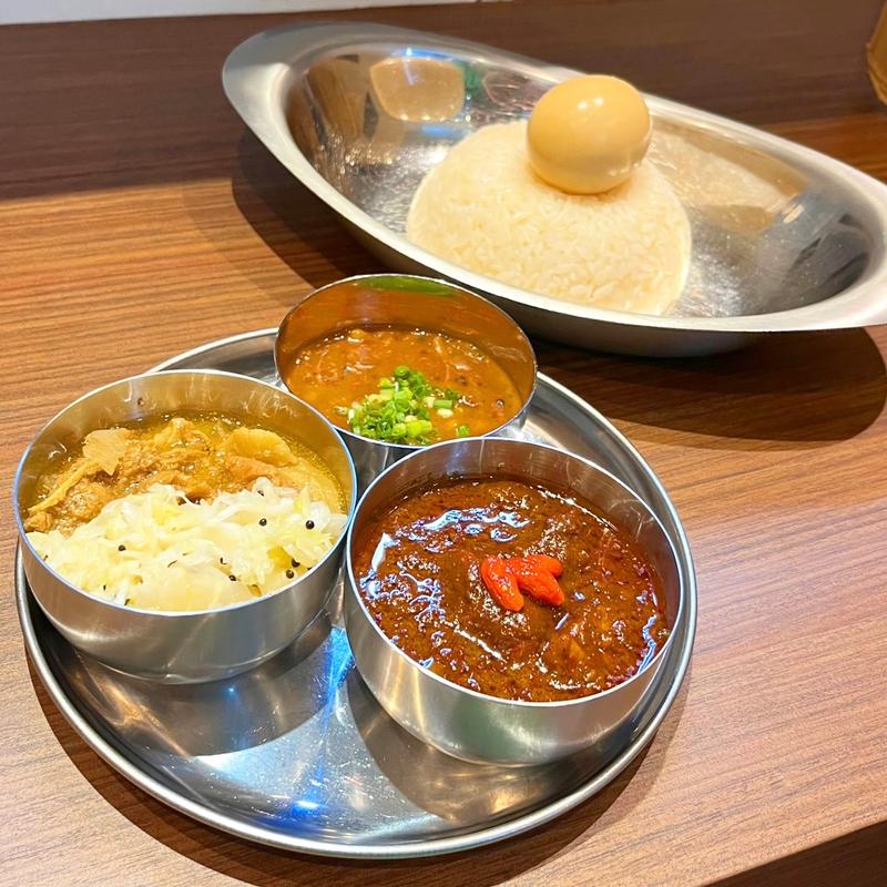 2種盛り（追加:赤だしダール・味玉）(オイシイカレー)