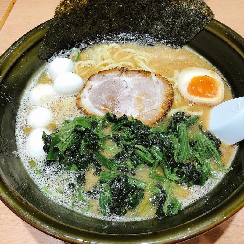 ラーメン大盛り、ウズラ、ほうれん草増し(らーめん奏家)