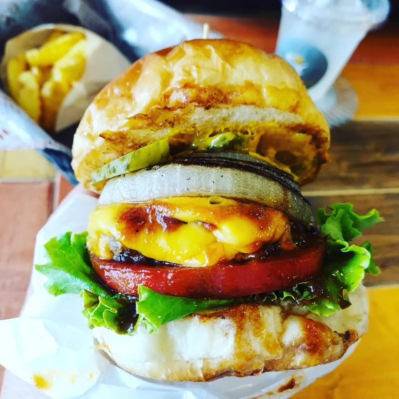 プレーンバーガーレギュラーサイズ+チーズ(バーガー&バル Pincho!)