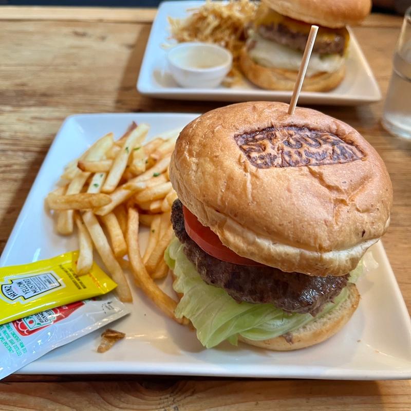 ハンバーガー(STOVES ストーブス)