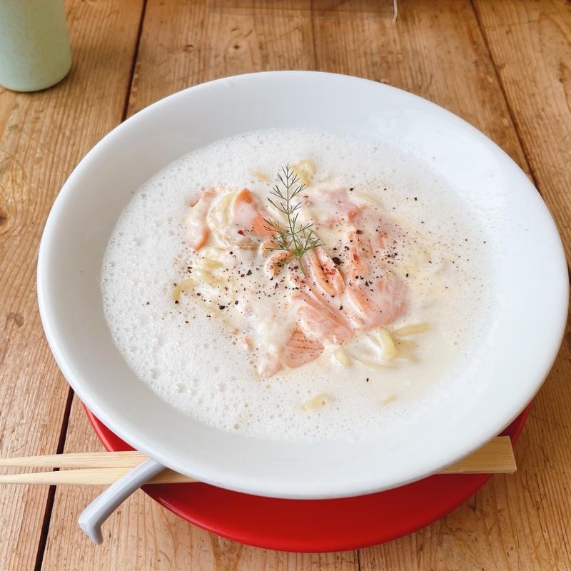 スモークサーモンのクリーム麺(らーめんあたりや)