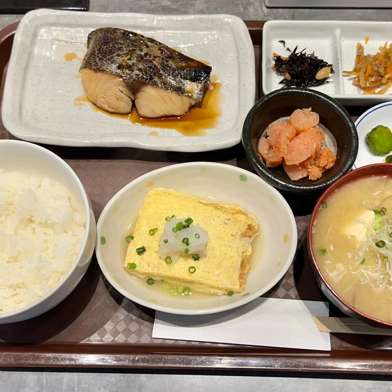 目鯛の照り焼きと出汁巻き卵定食(酒と飯　たまる食堂)