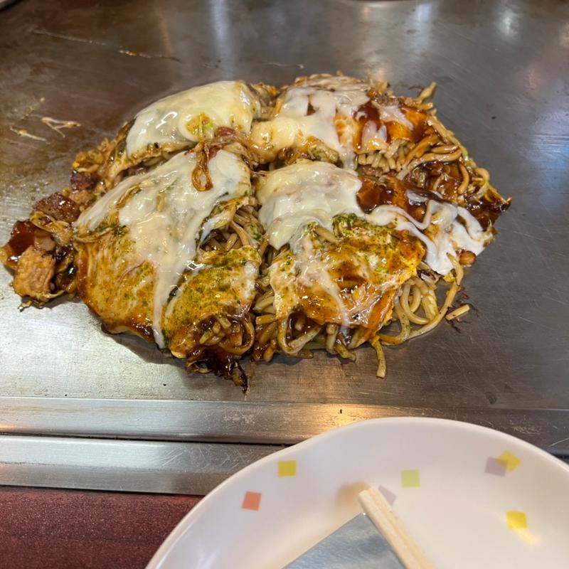 スペシャル焼き（すじ肉）＋チーズ(広島風お好み焼　もみじ )