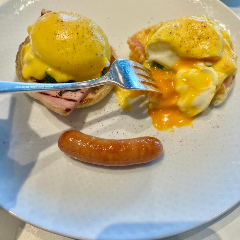 モーニングビュッフェのサーモン&ハムポーチドエッグ(ザ・リッツ・カールトン東京 )