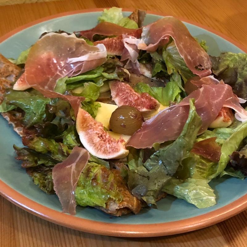 カマンベール生ハムサラダいちじくぶどう(ガレットcafe すきまのじかん ルールヴィッド （Ｌ'heure vide）)