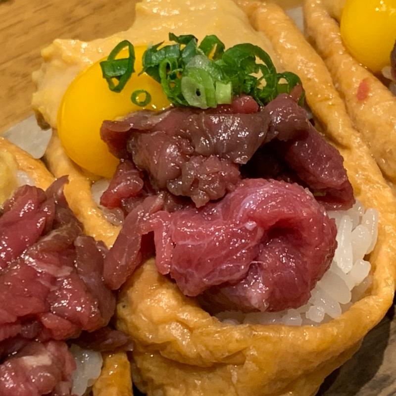 生肉とフォアグラと鶉玉の稲荷(酒肴 北斎)