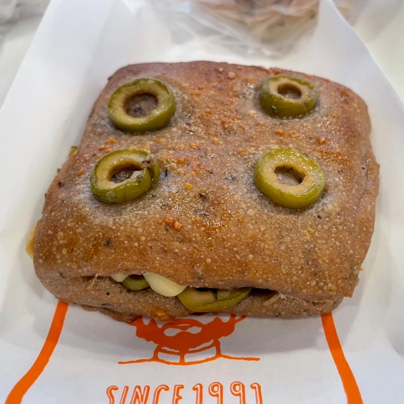 グリーンオリーブチーズ(北のぱん焼小屋)