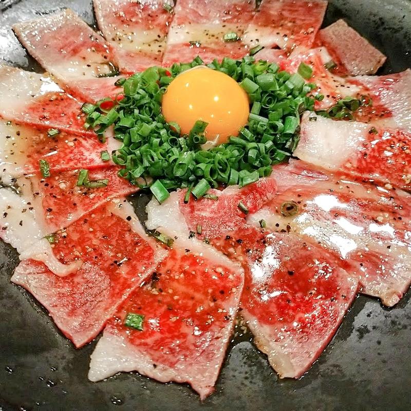 霜降り牛の炙りカルパッチョ(Meet　Meats 5バル 中野店 （ミートミーツ・ゴーバル【旧店名】スパイシーカフェ カマル）)