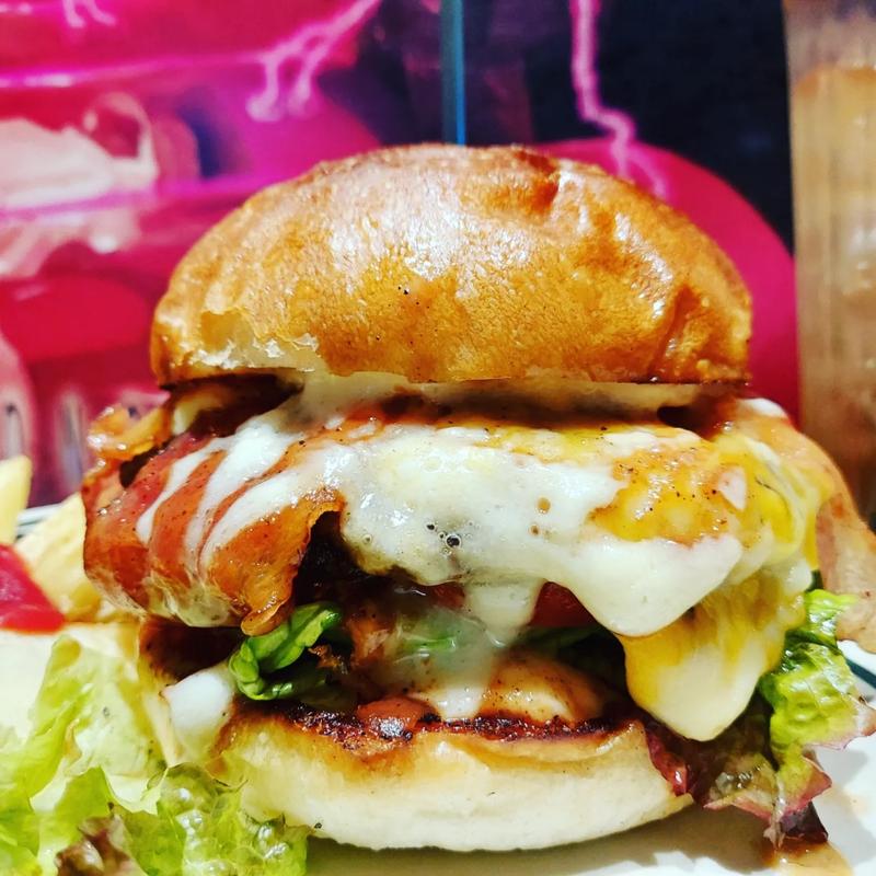 チーズバーガー+ベーコン(BASEMENT coffee&sandwiches)