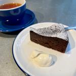 ラムレーズンチョコケーキ(CAFE & HALL Ours)