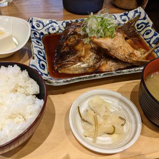 鯛カマ煮定食(神保町魚金 弐)