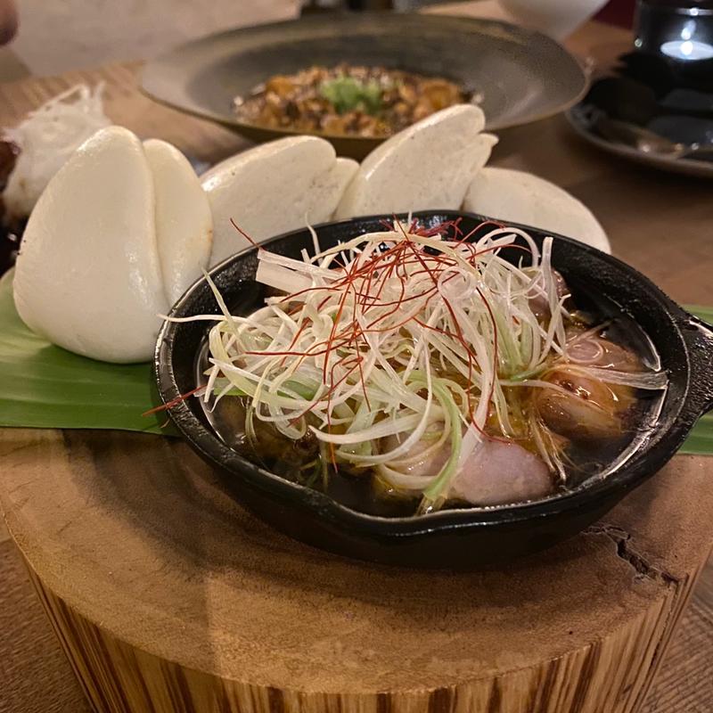 豚トロと五香粉のアヒージョ(yaab thai)