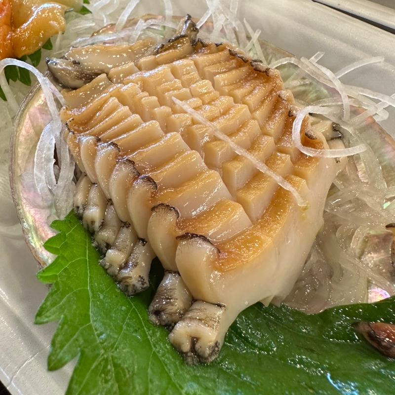 大アワビ刺身(とれとれ市場南紀白浜「とれとれ横町」)