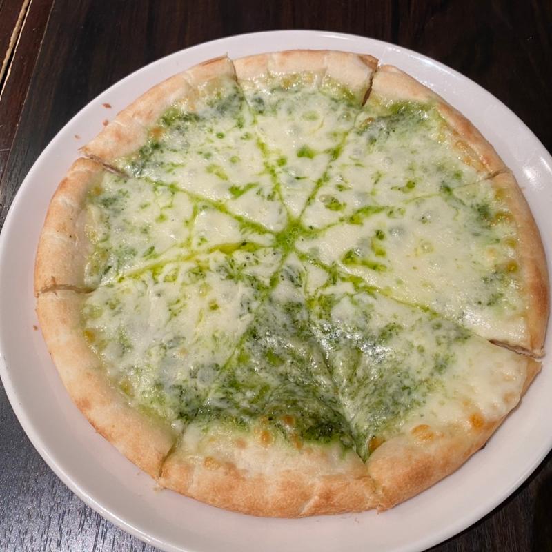 自家製チーズのジェノベーゼピッツァ(花畑牧場ラクレット)