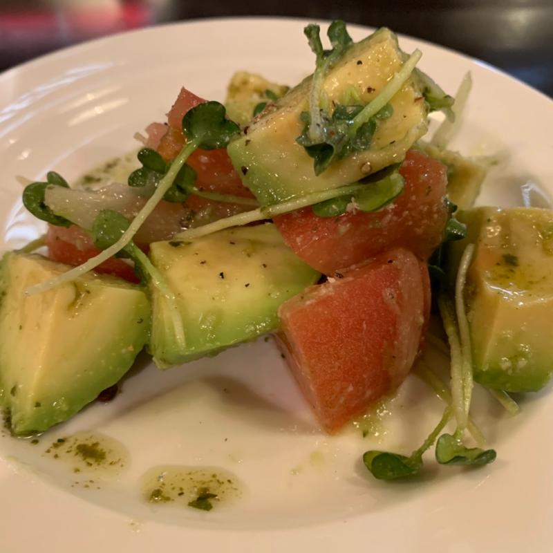 トマトとアボガドのサラダ　1/2(本町洋食かわぐち)