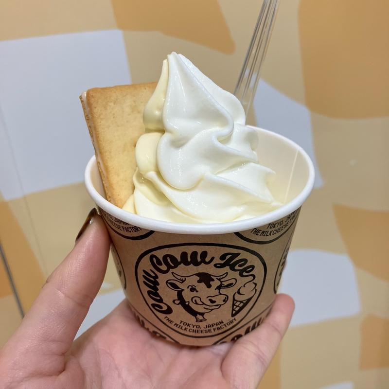 ミルク×チーズミックスソフトクリーム クッキートッピング(東京ミルクチーズ工場 Cow Cow Kitchen ルミネエスト新宿店)